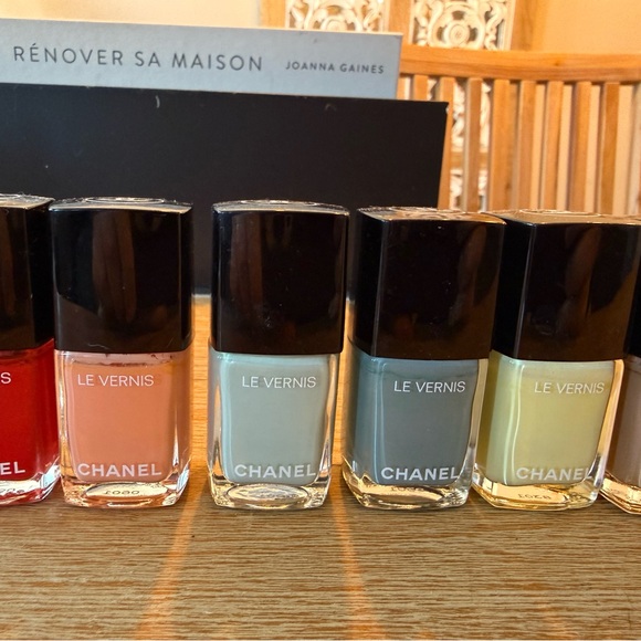 CHANEL Le Vernis Nail Polish Collection - Diverse Hues - Picture 3 of 7